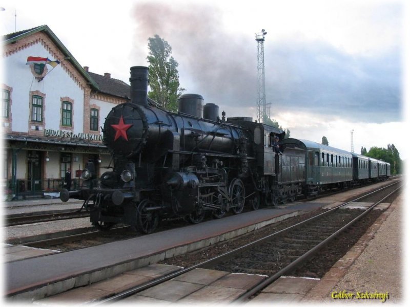 MV 324 540 fhrt mit Ihrem planmigen Nostalgiezug den Bhf. Budapest-Angyalfld am 10.06.2006 durch. Die Zeit der wchentlichen Nostalgiefahrten im Sommersaison in Ungarn ist inzwischen vorbei, dieses Jahr wird es kaum planmige Nostalgiezge geben. Vielleicht nchstes Jahr...