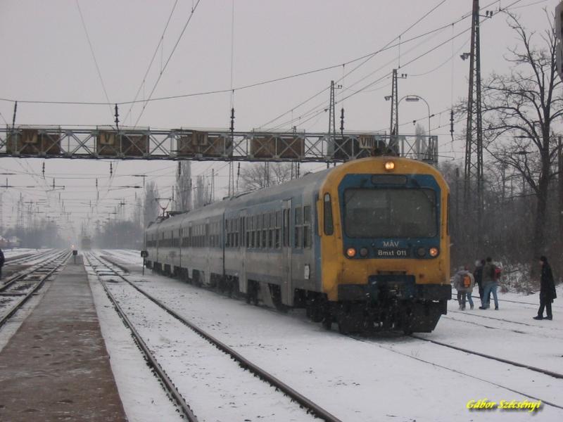 MV BDVmot-Bmxt 011 verlt Rkospalota-jpest in Richtung Budapest Westbhf. am 28.01.2005.
