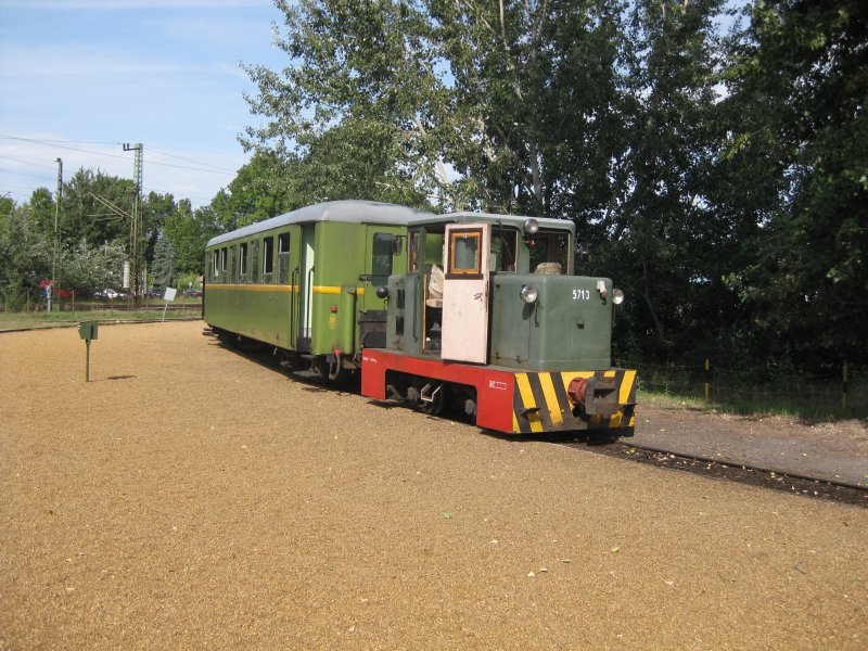 MV-GV, Lok Nr. 5713 mit Zug nach Somogyszentpl im Bahnhof Balatonfenyves am 23.8.08.