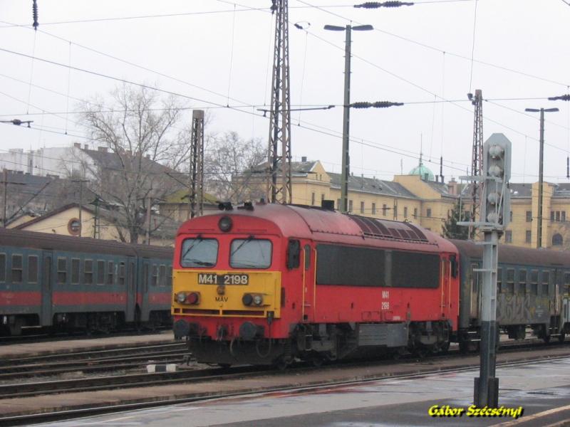 MV M41 2198 abfahrbereit in Budapest Westbhf. am 26.03.2005.