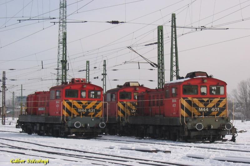 MV M44 401, 403 und 431 in Budapest Rkosrendező am 06.03.2006.. Immer mehr Loks in Ungarn tragen schon auch die EDV Bezeichnung.