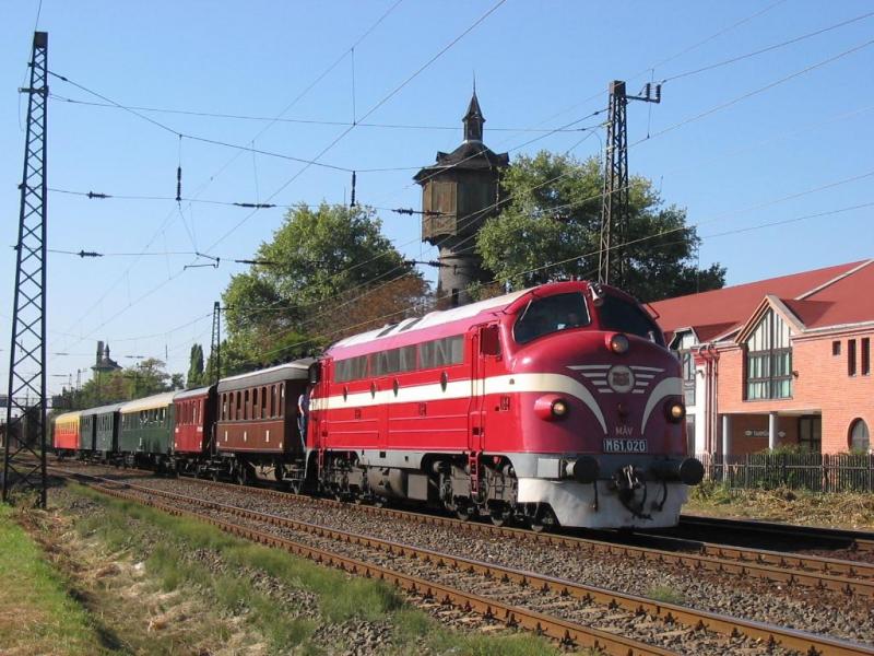 MV M61 020 mit einem Nostalgiezug bei Budapest-Istvntelek am 18.09.2004