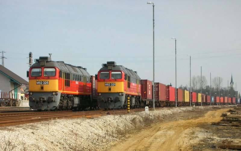 MV M62 325 + M62 331 jeweils mit einem Containerzug Richtung Slowenien am 23.2.08 in Zalalv