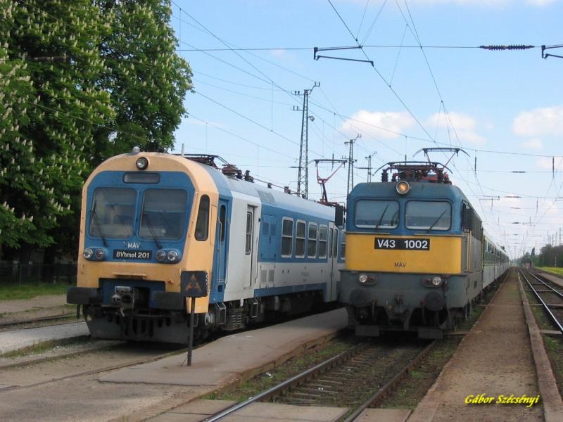 MV V43 1002 und BVhmot 201 in Rkospalota -jpest am 07.05.2005.