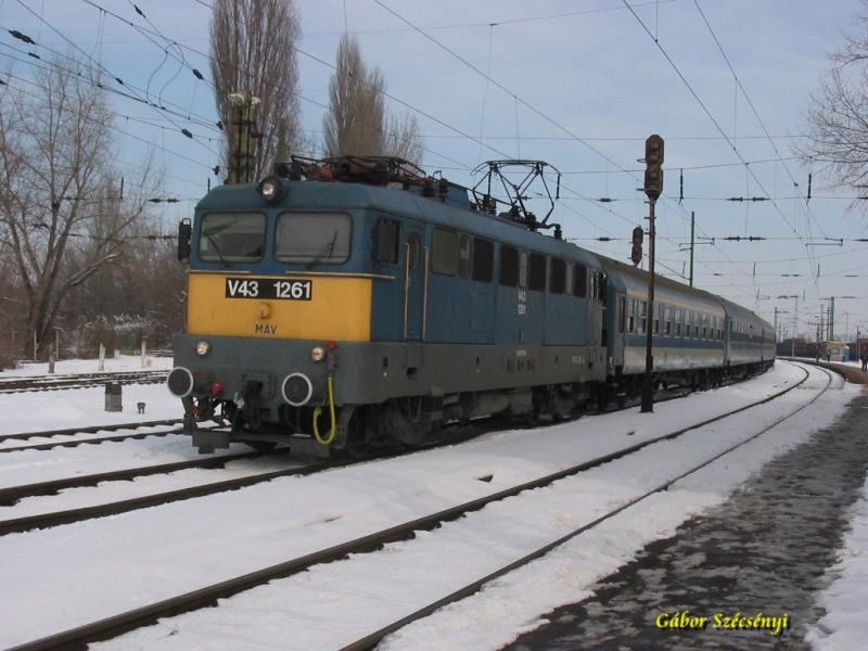 MV V43 1261 mit Schnellzug kurz vor dem Bahnbergang in Budapest-Rkosrendező am 06.03.2006. 