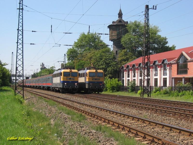 MV V43 2355 und 2377 begegnen sich in Budapest-Istvntelek am 24.06.2005.