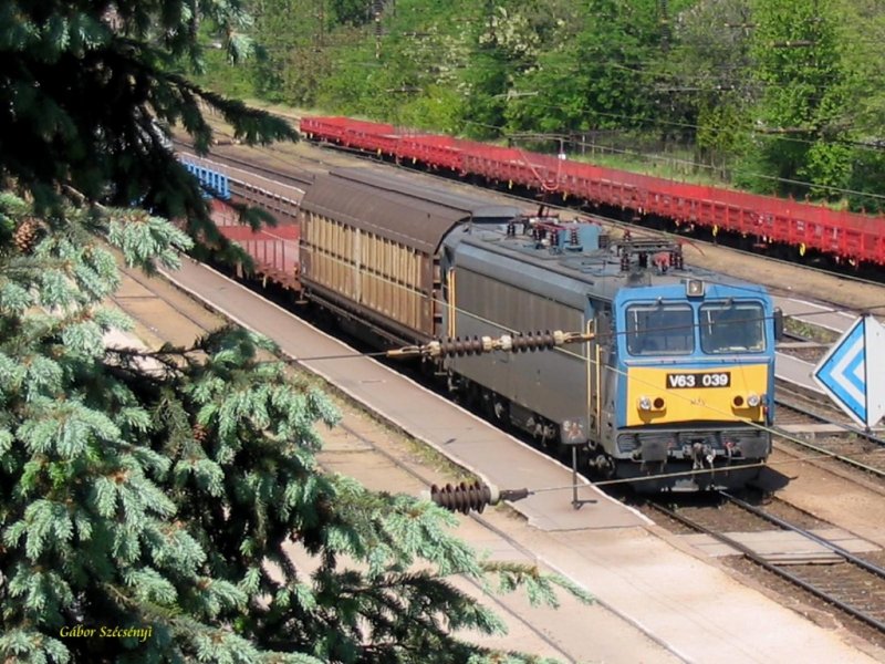 MV V63 039 mit Gterzug in Rkospalota-jpest am 02.05.2007.