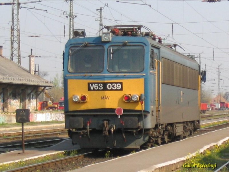 MV V63 039 rollt unter dem stromfreien Fahrdrat in Rkospalota-jpest.
02.04.2007.