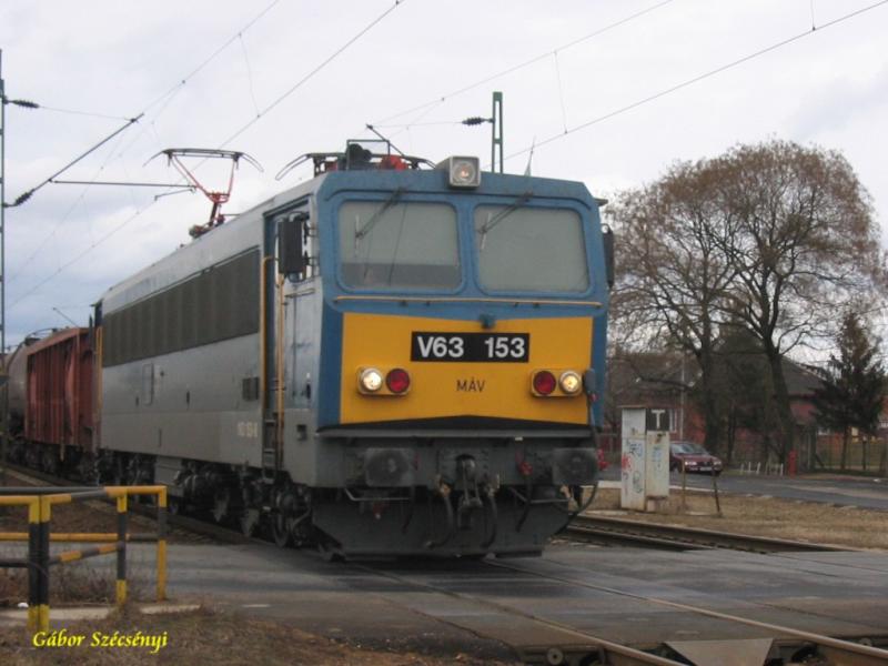 MV V63 153 bei Budapest-Kposztsmegyer am 04.03.2006.