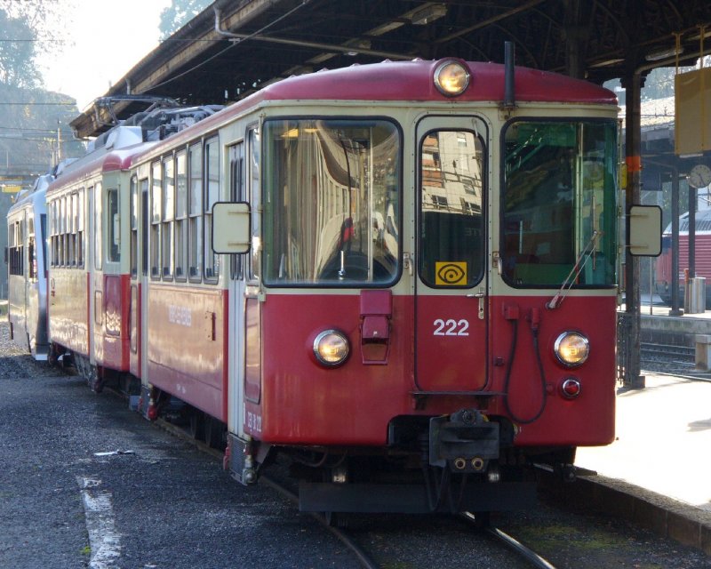 MVR ( CEV ) - Steuerwagen Bt 222 mit Zahnrad Triebwagen BDeh 2/4  74 und BDeh 2/4  72 im Bahnhof von Vevey am 31.12.2006