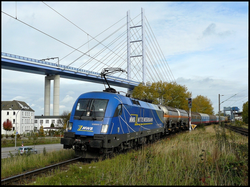 MWB 1116 911-7 durchfhrt nach Ablieferung der fr Litauen bestimmten ER20 021 und ER20 022 in Mukran am 18.10.2008 mit dem berfhrungszug den Bahnhof Stralsund-Rgendamm.