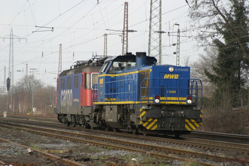 MWB Lok V2305 zusammen mit SBB Cargo Lok 421 379 am 7.3.09 in Ratingen-Lintorf