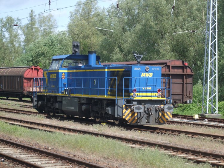 MWB-Lok2102 wartet auf ihren nchsten Einsatz im Bahnhof 
Rostock-Bramow.(09.05.09)