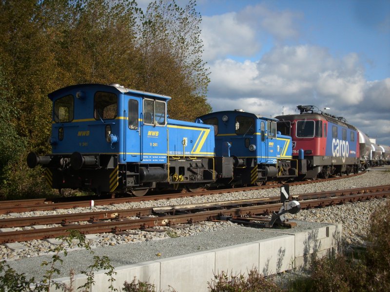 MWB-Loks V241,V250 und die Schweizer Cargo Re 421 376 zusammen abgestellt am 14.Oktober 2009 in Mukran.