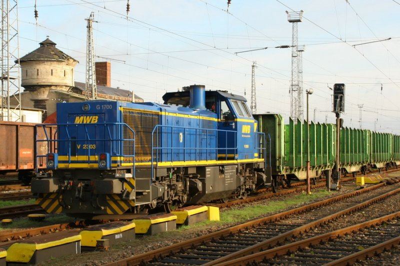 MWB mit G 1700 vor einem Gterzug im Bf. Bad Kleinen 11/2006