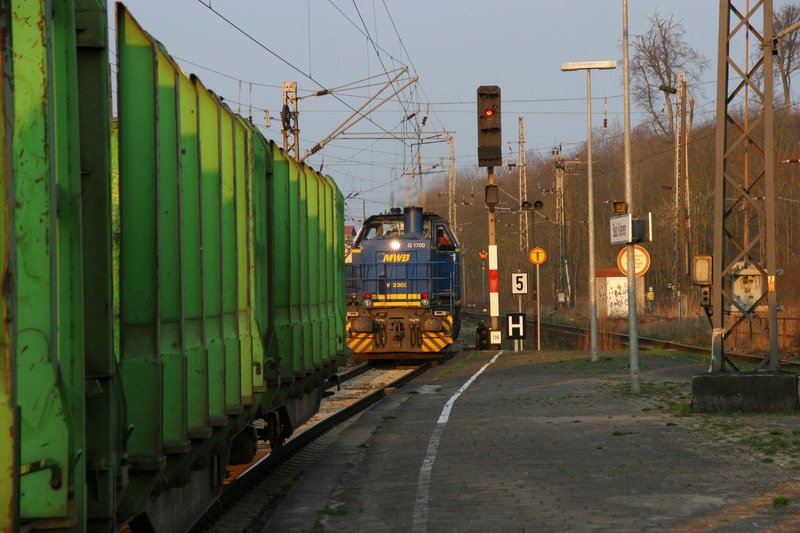 MWB mit MaK G1700 hat leeren Holzzug nach Bad Kleinen gebracht und am Bahnsteig 1 abgestellt. Jetzt luft sie zum anderen Ende des Zuges um. 03/2007