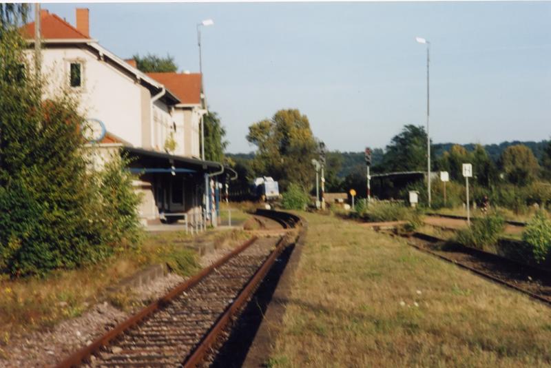 MWB V1201 durchfhrt 2002 den Bahnhof (ohne Weichen) Bierbach.