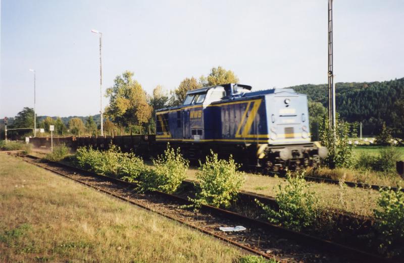 MWB V1201 durchfhrt 2002 den Bahnhof (ohne Weichen) Bierbach.