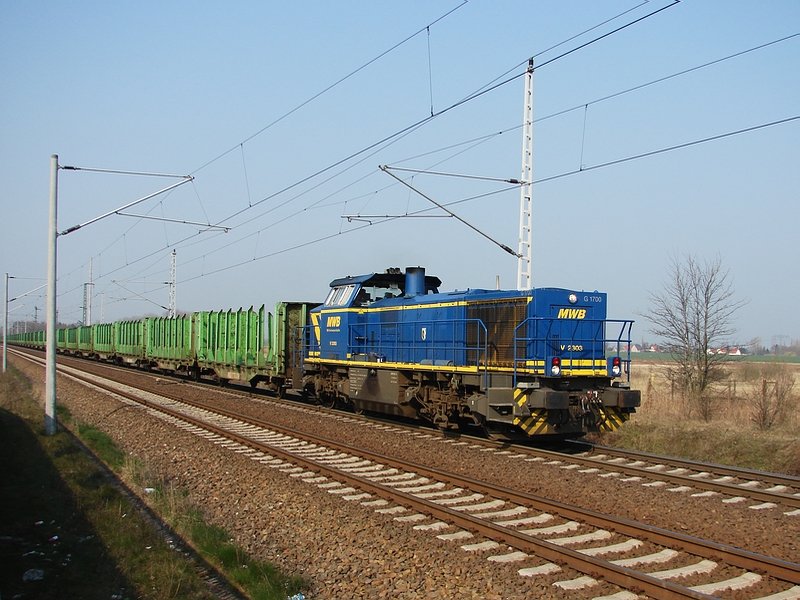 MWB V2303 durchfhrt, mit einem leeren Holzzug, auf dem Weg nach Anklam, Stralsund-Langendorf. (30.03.07)