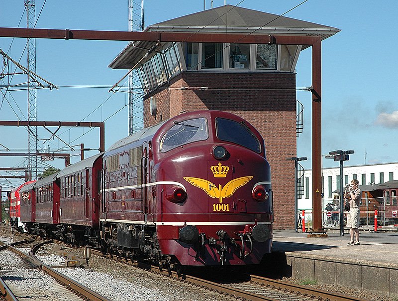 MX 1001 der DSB mit einem Sonderzug im Bahnhof von Odense (DK) 08-2004. Jubulumsveranstaltung 50 Jahre NOHAB in Dnemark.