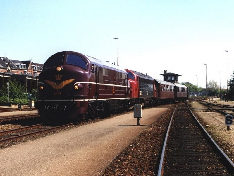 MX 1001 und MY 1150 mit Sonderzug auf Bahnhof Randers am 15-5-1999. Bild und scan: Date Jan de Vries.