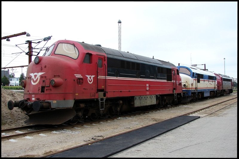 MX 101 (ex DSB MX 1008), M 9 (ex DSB MX 1041) und MY 1154  Camilla  (ex DSB MY 1154) - alle CFL Cargo Danmark ApS - am 11.08.07 in Padborg.