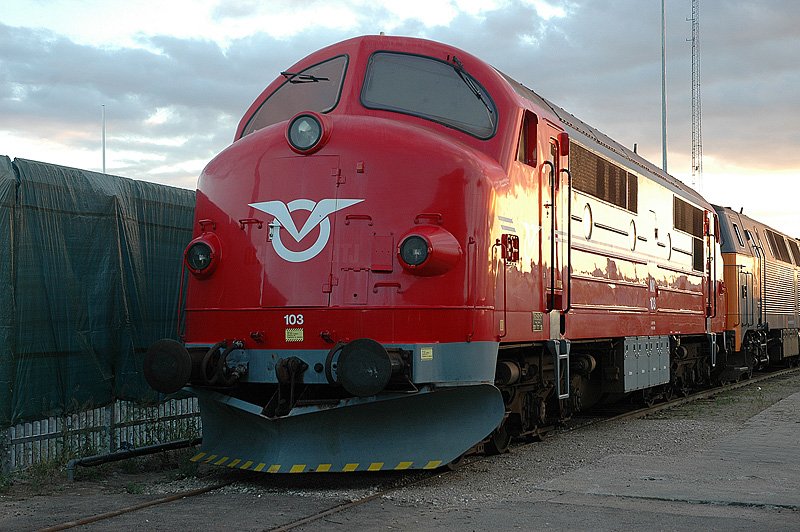 MX 103 der VT (ex MX 1010 der DSB) prsentiert sich im Bereich des Eisenbahnmuseums in Odense (DK) 08-2004. Jubulumsveranstaltung 50 Jahre NOHAB in Dnemark.