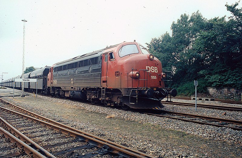 MY 1155 durchfhrt mit einer Schwesterlok am Ende des Zuges, mit einem Kohleganzzug, den Bhf von Vaarde, 07-1996
