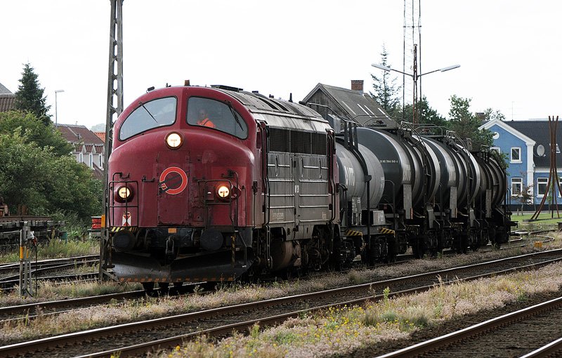 MY 28  Victoria  (ex DSB MY 1152) der VTLJ (Lemvigbanen) hat mit dem Kesselwagenzug fr Cheminova in Lemvig umgesetzt. 