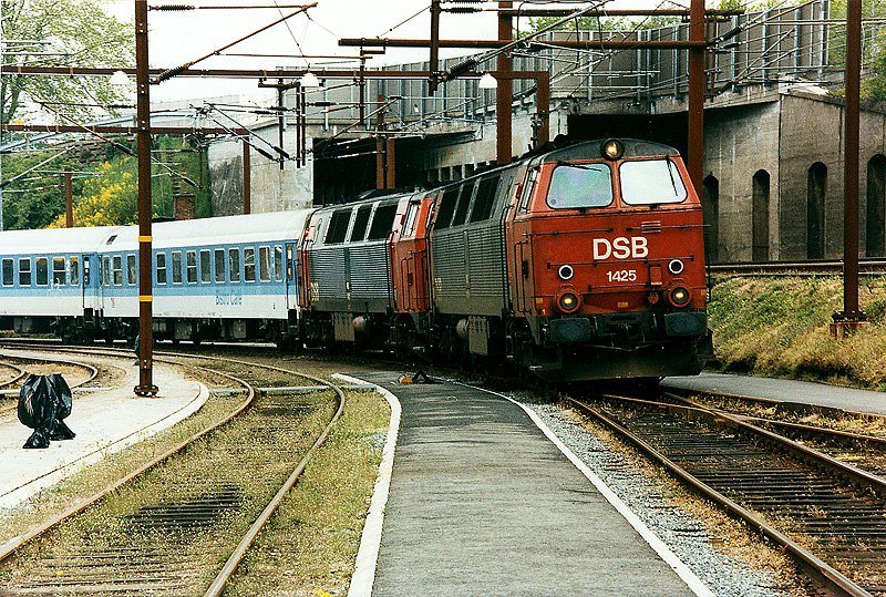 MZ 1425 und eine Schwesterlok ziehen den EC nach Hamburg in den Bhf von Fredericia, 05-1999
