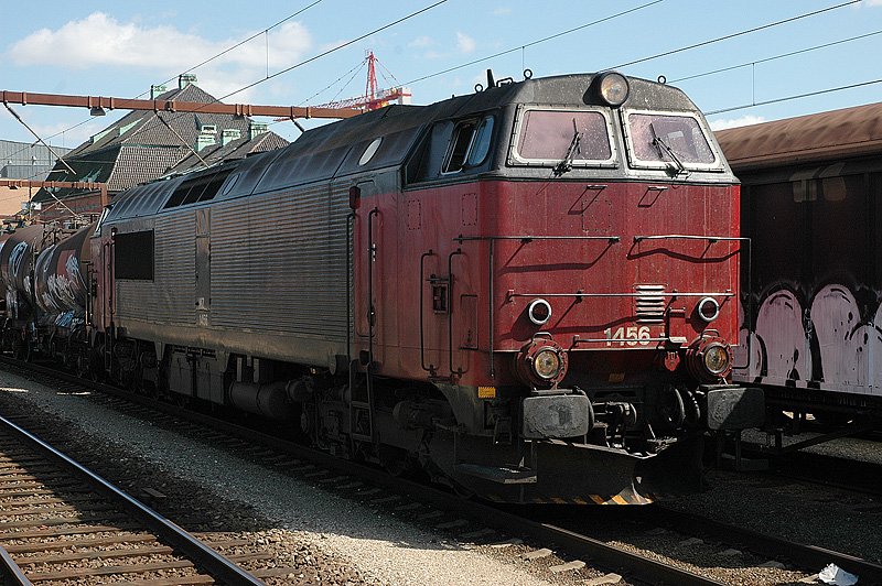 MZ 1456 durchfhrt mit Kesselwagen den Bhf Odense, 08-2004