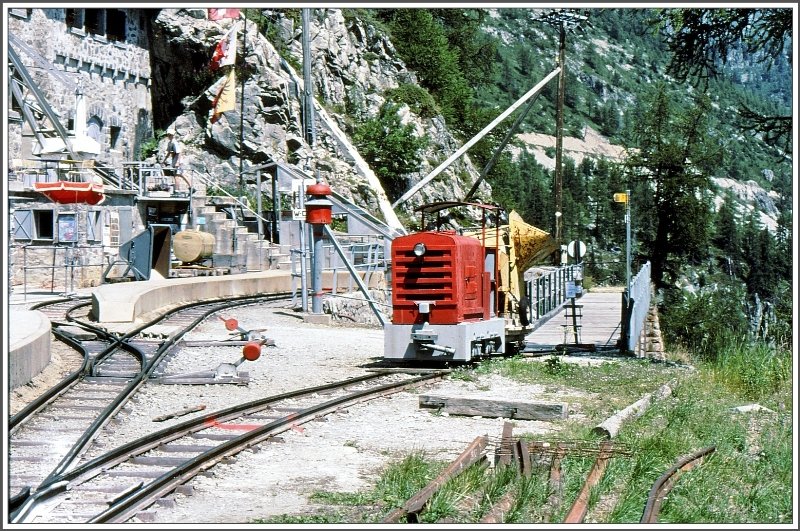 n Chteau d`Eau wird von der Standseilbahn von le Chtelard umgestiegen auf die Verbindungsbahn zum Minifuni, die zur Staumauer des Lac d`Emosson hochfhrt. (Archiv 08/94)