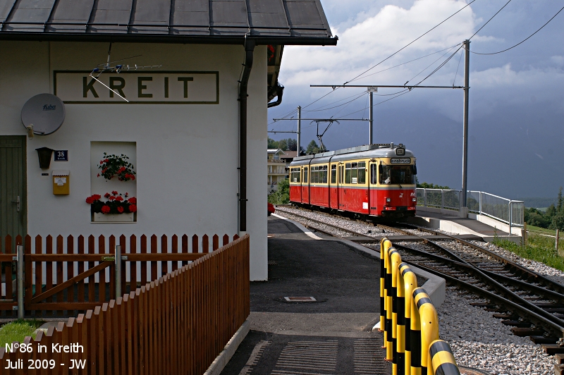 N°86 der Stubaitalbahn steht im wunderbar erhaltenen Bahnhof Kreith, wo er auf die Abfahrt nach Fulpmes wartet. Hier ist eigentlich alles Original, und durch das in den 80ern geschleifte Wechselstrom-Unterwerk talseits der Ausweiche hat man außerdem noch Panorama gewonnen (wenigstens etwas, in Kreith allerdings immerhin!) Ende Juni/Anfang Juli 2009 kHds