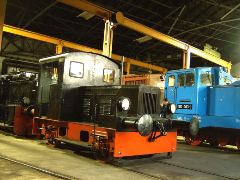 N2 (LKM 48811/ 1952) ex Hurth Modul GmbH, im Schuppen des Chemnitzer Eisenbahnmuseums neben andern Diesellokomotiven des SEM, 20.05.06