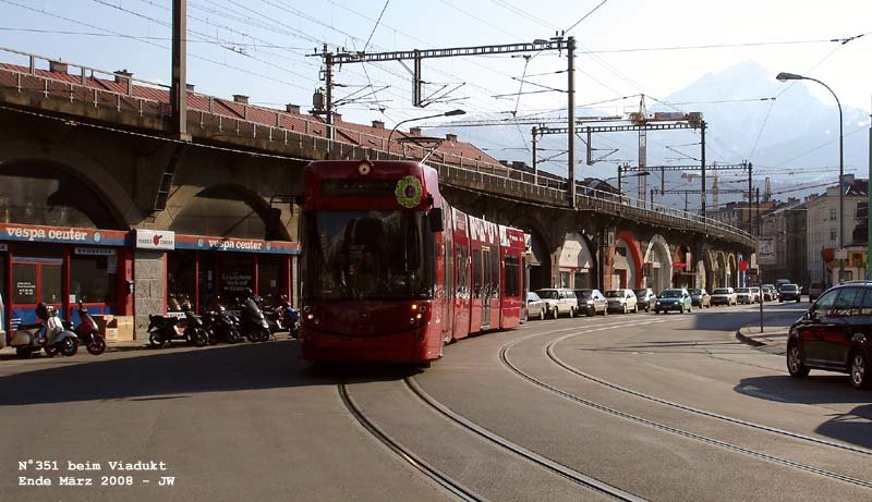 N�351 hat auf dem ewigen Weg der Linie 1 zur Kettenbr�cke die Ingenieur-Etzel-Stra�e hinter sich gebracht und strebt nunmehr der Bundesbahndirektion zu. 28. M�rz 2008 kHds