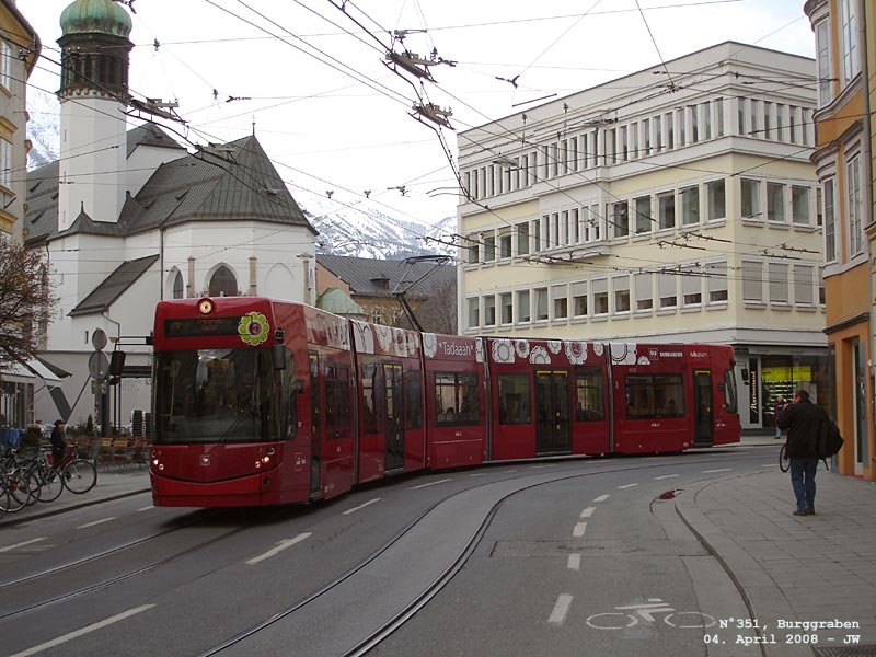 N�351, seit ein paar Wochen regelm��ig unterwegs auf der Linie 1, vor dem H�rtnagl am Burggraben. Man beachte auch das sch�ne Gespinst der Oberleitungen mit der Kreuzung mit den O-Bus-Fahrleitungen. 4. April 2008 kHds