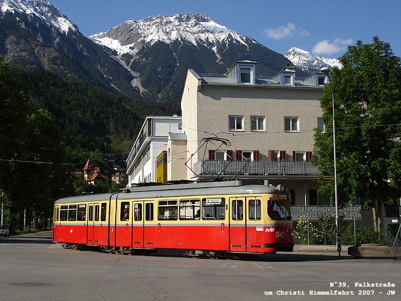 N39 in freudvoll frischlackiertem Zustand in der Falkstrae vor dem Welzenbacherschen Hause, das eine kirchliche Einrichtung beherbergt. Um Christi Himmelfahrt 2007 kHds