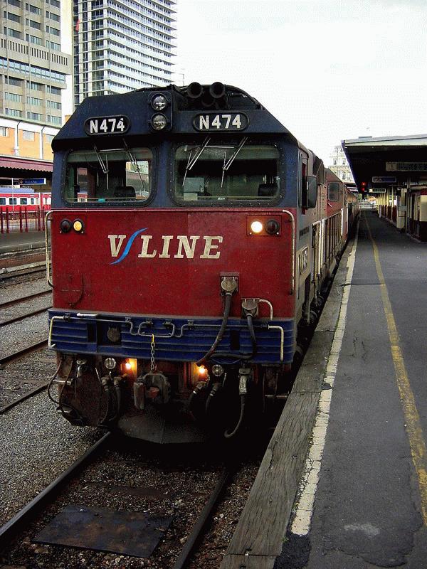 N474 der V-Line steht mit Personenzug bereit zur Abfahrt, Spencer Street Station, Melbourne April 2002 - Das Netz der V-Line in Melbourne und Umgebung hat Irische Breitspur (1600mm oder 5ft 3in) - siehe auch: www.vlinepassenger.com.au