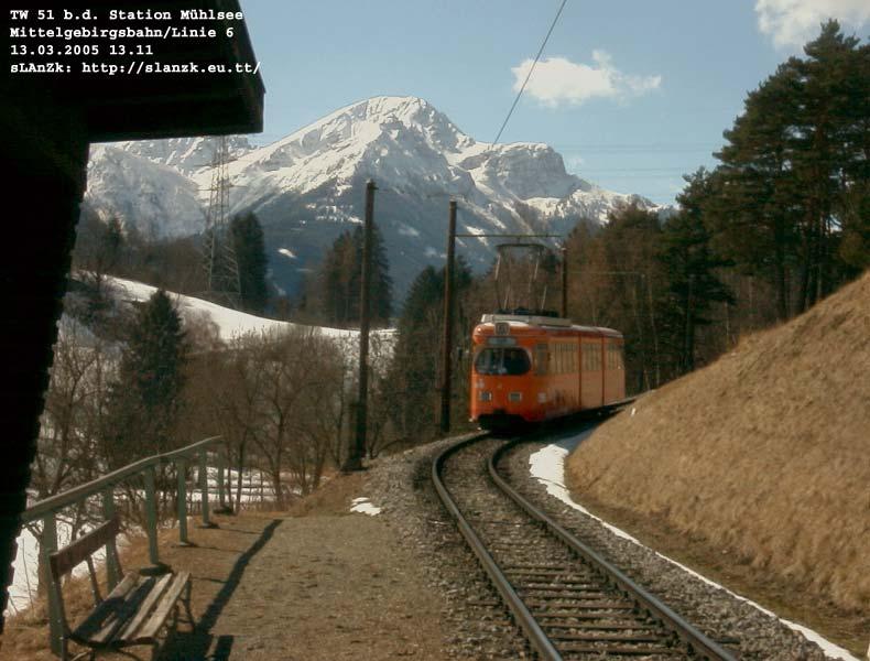 N51 nhert sich, von Igls kommend, der Station Mhlsee. Normalerweise das Bild des Jahres, auch so aber recht ansehnlich. 
Im Hintergrunde die Nockspitze, nordstliches Ende der Stubaier Alpen, zwischen uns und diesem wuchtigen Berg liegt das Wipptal. 13. Mrz 2005