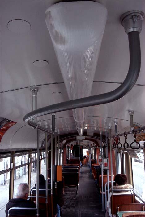 N52 von innen, geschwungener Haltegriff bei der hintersten Tr, schn zu sehen die Ausnehmungen fr die ehemals eingebauten Lampen. 15. November 2004, Sdring Hhe Konzertbrcke, Richtung Bergisel