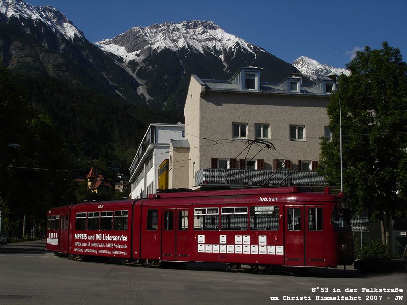 N�53 in der Falkstra�e, soeben von der Kettenbr�cke kommend. Das Welzenbachersche Haus hinter der Bahn ist eines von wenigen von der Hand des Meisters, die noch stehen, es beherbergt eine kirchliche Einrichtung. Um Christi Himmelfahrt 2007 kHds