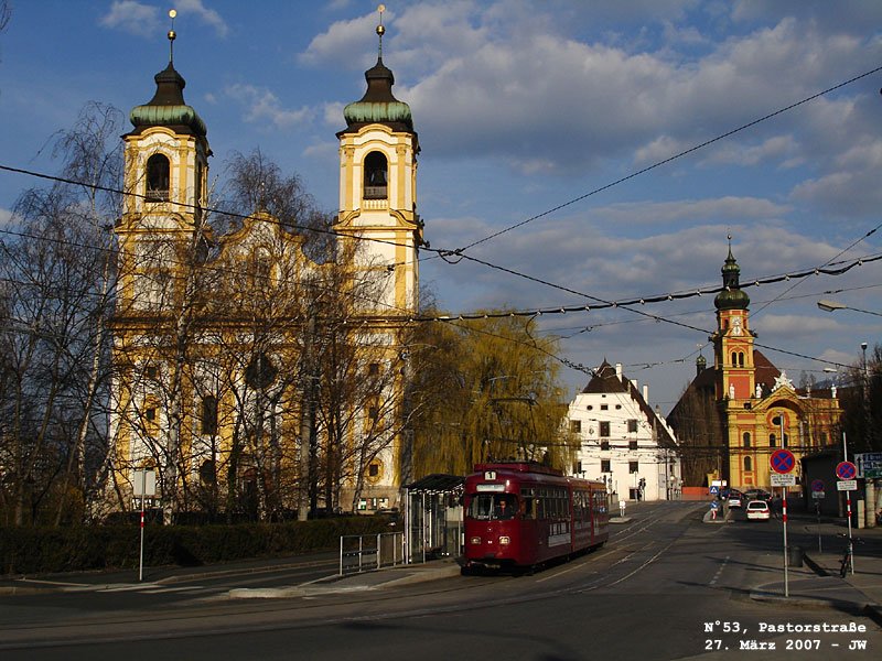 N53, schnster unter jenen, die einstens angeblich zu Bielefeld im Kreise fuhren, nimmt aufs Neue seinen Weg zur Kettenbrcke in Angriff. Dahinter die Wiltener Basilika aus der Feder des Franz de Paula Penz, im Hintergrunde Leuthaus und Kirche des Stiftes Wilten. 27. Mrz 2007 kHds