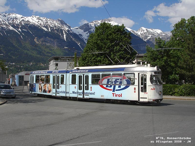 N76 der Innsbrucker Verkehrsbetriebe, ein wahres Schmuckstck mit seinem herrlichen Scheinwerfer in Originalgre und -bauform, wie ein frischlackiertes Briefkastl glnzendes, wunderschn instandgesetztes Werk des groen Hauses Lohner, in dessen Werkstatt heute die nicht minder groe Familie Bombardier zu Hause ist, die uns schne rote Bahnen nach Innsbruck geliefert hat und noch etliche weitere liefern wird. Das BFI ist das Berufs-Frderungs-Institut, und es hat eine so schne Bahn frwahr verdient, keine Frage. Hier kommt der Wagen von der Konzertbrcke und biegt in die Pastorstrae ein, um den Betriebshof zu passieren und in wenigen Metern die Schleife unter dem Bergisel zu gewinnen, wo einstens sich der klassische  Bahnhof Bergisel  befand, Betriebshof der Haller Linie, der Innsbrucker Straenbahn und der Igler, einzig die Stubaitalbahn residierte auf der anderen Seite des Wiltener Friedhofs, den der aufmerksame Fernseher bei der Vier-Schanzen-Tournee regelmig zu sehen bekommt. Zur Pfingstzeit 2008 kHds