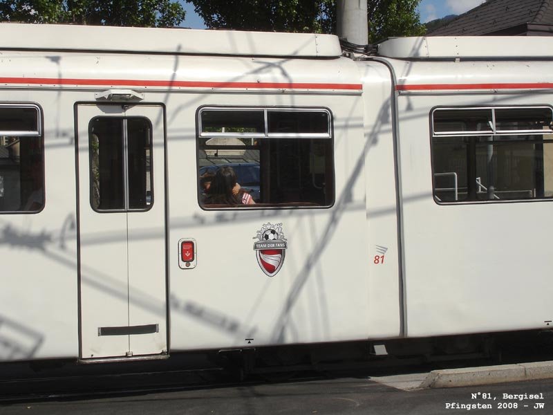 N81 in Minimalverzierung anllich der Fuball-EM in Innsbruck.  Team der Fans . Vielleicht liegt es an der Gewhnung von Kindesbeinen an - aber fr mich schaut eine Straenbahn genau so aus. Das meiste andere ist nachgemacht :-). Auf der Flanke des Wagens wirft das feine Geflecht der Fahrleitungen ber dem Betriebshof der Innsbrucker Verkehrsbetriebe zarte Schatten. Zur Pfingstzeit 2008 kHds