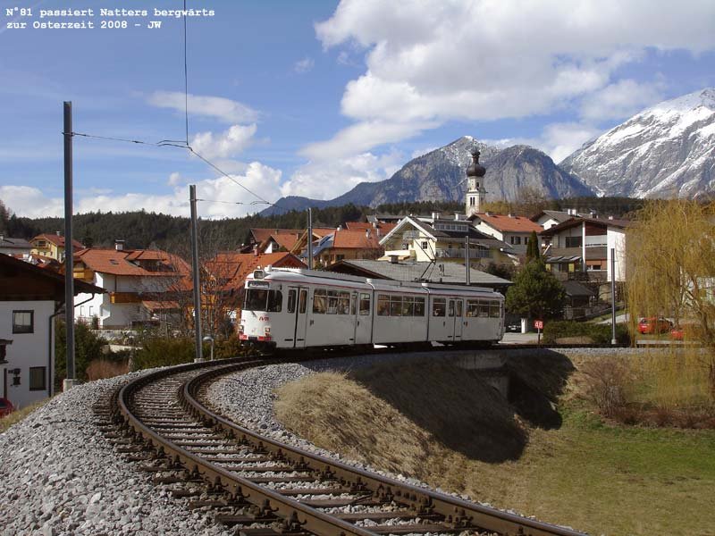 N81 passiert Natters bergwrts, die Station liegt schon hinter ihm, wir stehen hier am Ortsende. Im Hintergrunde die Natterer Kirche, dahinter der runde Hechenberg und das massive Solsteinmassiv. Karsamstag 2008 kHds