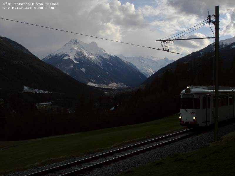 N81 der Stubaitalbahn passiert den Trenner, der etwa auf halbem Wege zwischen Luimes und Telfer Wiesen steht - im Hintergrunde zieht es zu, der Elfer ber Neustift ist noch gut zu sehen, whrend es ber dem Stubaier Gletscher schon die ersten Schneeschauer gibt. Karsamstag 2008 kHds