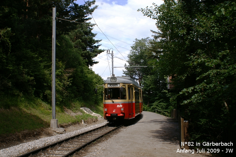 N82 passiert Grberbach, im Hintergrunde der neue Speisemast, zur Rechten das klassische Wartehuschen. Ende Juni/Anfang Juli 2009 kHds