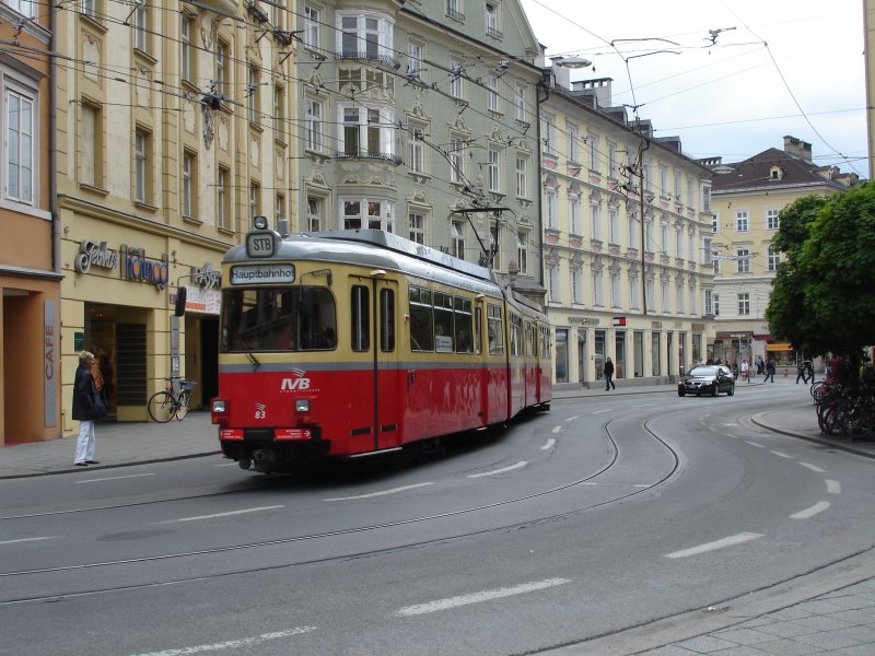 N83 der Stubaitalbahn auf dem Wege zum Hauptbahnhof Innsbruck biegt vom Burggraben in die Museumstrae ein. Im Mai 2008 kHds