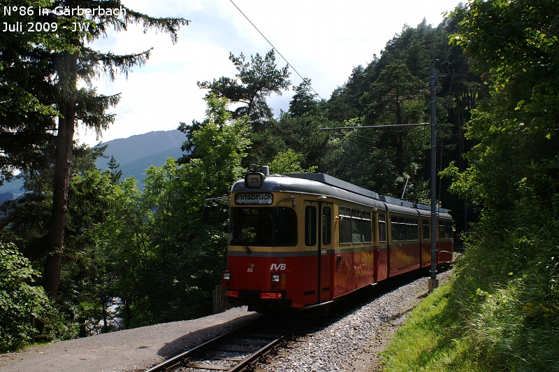 N86 passiert Grberbach talwrts. Der Mast rechts ist der neue Speisemast in Grberbach. Ende Juni / Anfang Juli 2009 kHds