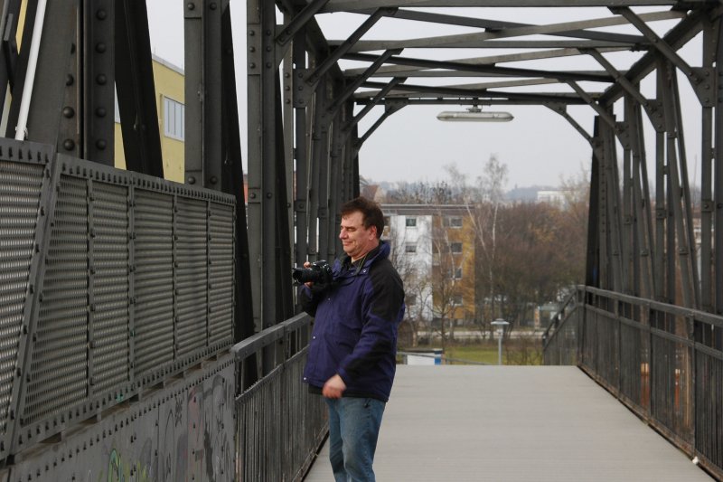 Na, die Aufnahmen was geworden? Bestimmt. Helmut grinst wie ein Pfannkuchen.